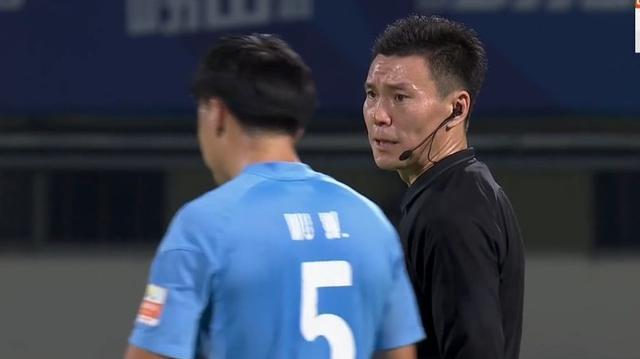 李扬头球破门越位无效，郑智频频起身指挥广州队0-0大连人(4)