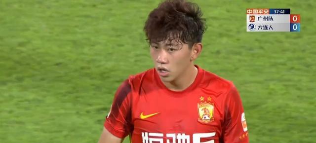 李扬头球破门越位无效，郑智频频起身指挥广州队0-0大连人(6)