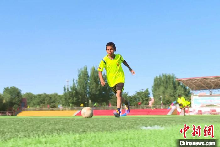 探访新疆兵团“足球特色学校”：“我想进国足，为国家出战”(1)
