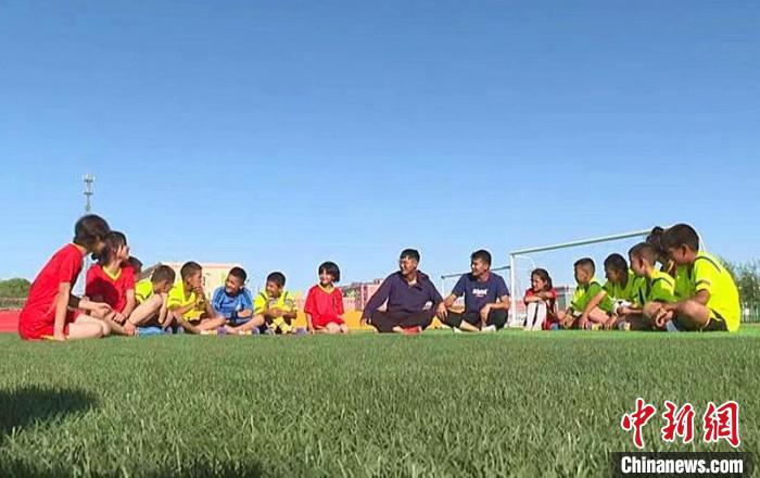 探访新疆兵团“足球特色学校”：“我想进国足，为国家出战”(2)