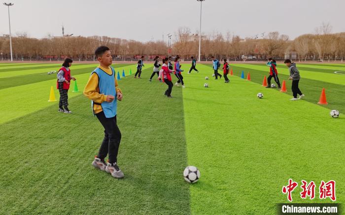 探访新疆兵团“足球特色学校”：“我想进国足，为国家出战”(3)