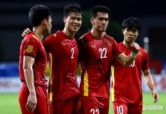 0-2！缅甸队完败中国球队，越南4-0狂胜，上万球迷挥舞国旗，国足很闲(5)