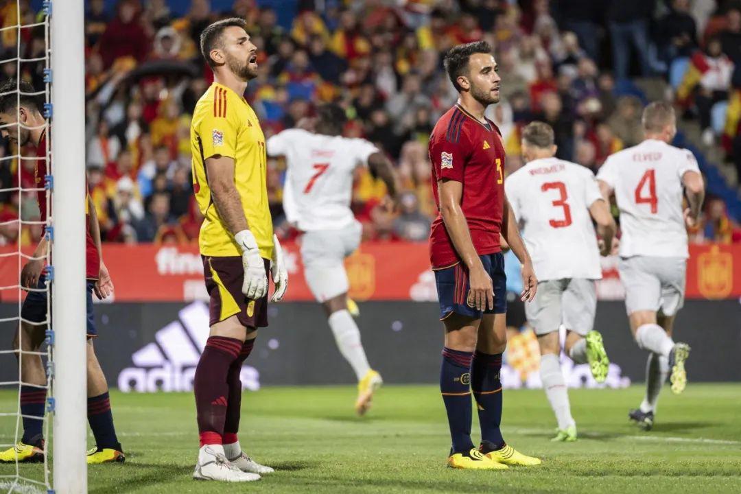 遭遇连环垫射，西班牙1-2负瑞士；他们与英格兰遇到同样问题