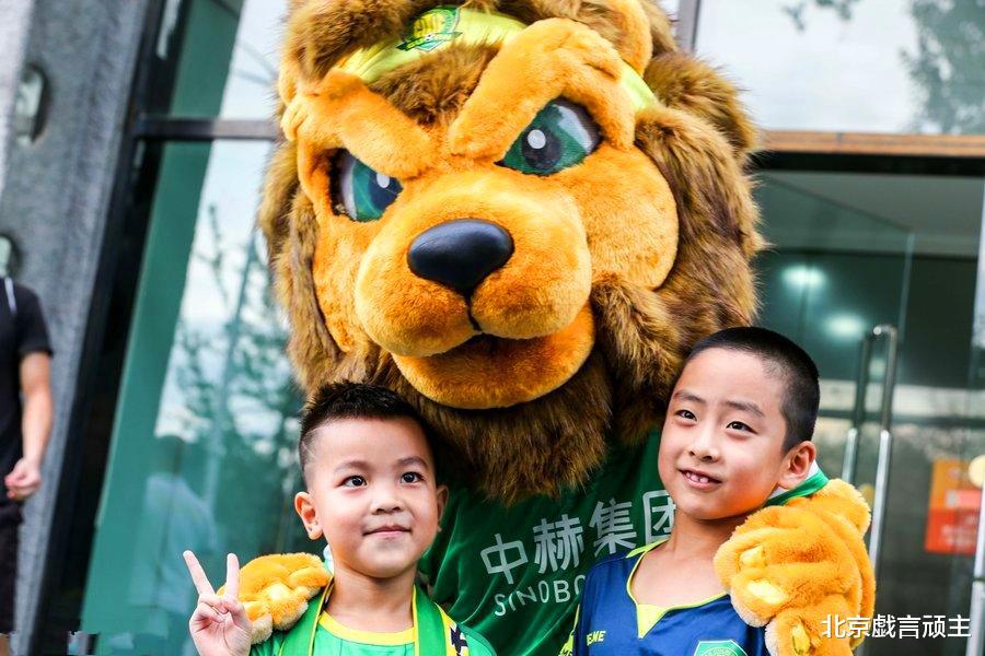 北京国安第十二人，团宠京狮，传承北京精神，被央媒频繁点名表扬(5)