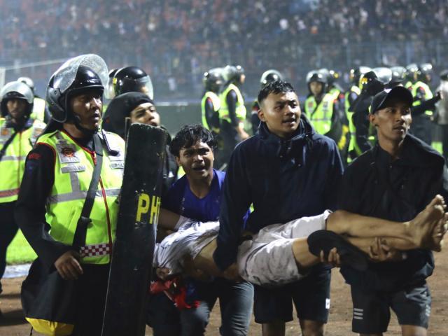 印尼球场骚乱已174人丧生，放催泪弹违反FIFA规定(3)