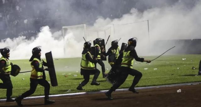 印尼球场骚乱已174人丧生，放催泪弹违反FIFA规定(4)