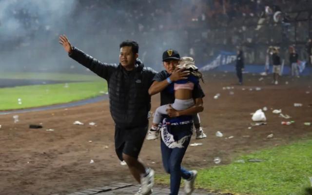印尼球场骚乱已174人丧生，放催泪弹违反FIFA规定(5)