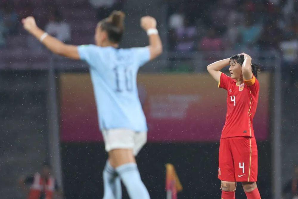 建议严惩女足世界杯裁判！3次误判断送中国队胜利，姑娘们痛哭(4)
