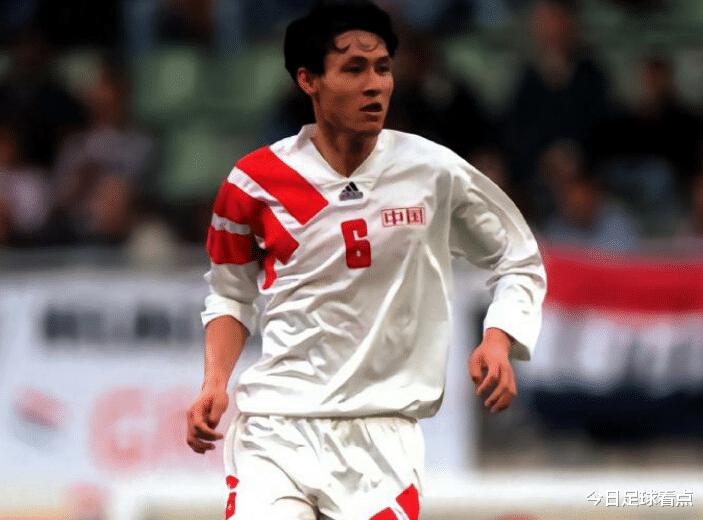 国足史上谁头球技术最好？不是李玮峰，不是黎兵，是1米86的他(2)