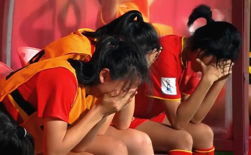 中国女足10年无缘世界杯8强，C组第4，球员痛哭，黄健翔发声(2)