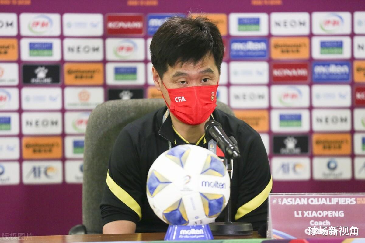 北京媒体曝出争议猛料，李霄鹏很尴尬，球迷吐槽：他就是个背锅的