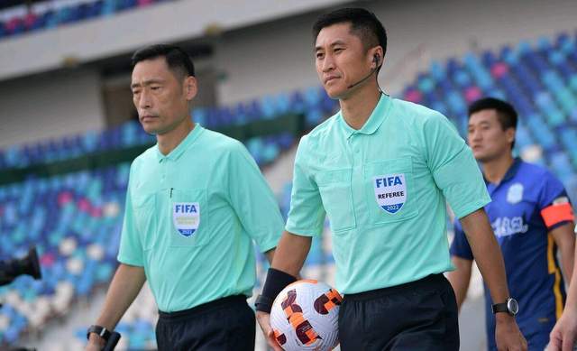 马宁等裁判飞赴卡塔尔开启世界杯之旅 中国足球正走在复兴的道路上(2)