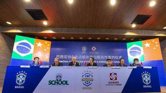 马宁等裁判飞赴卡塔尔开启世界杯之旅 中国足球正走在复兴的道路上(3)