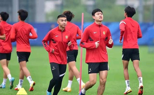 马宁等裁判飞赴卡塔尔开启世界杯之旅 中国足球正走在复兴的道路上(7)