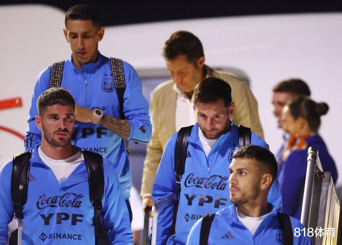 御用保镖! 梅西率阿根廷队拍世界杯定妆照, 德保罗两条大花臂左右护驾