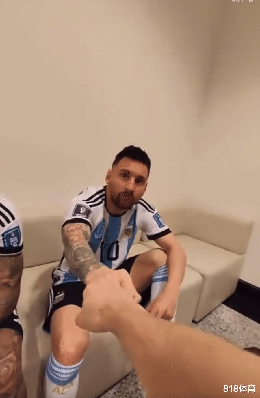 御用保镖! 梅西率阿根廷队拍世界杯定妆照, 德保罗两条大花臂左右护驾(7)