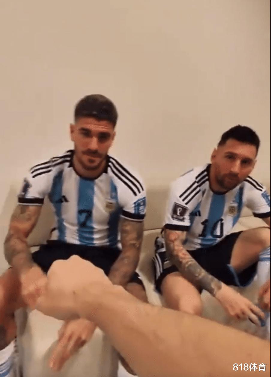 御用保镖! 梅西率阿根廷队拍世界杯定妆照, 德保罗两条大花臂左右护驾(8)