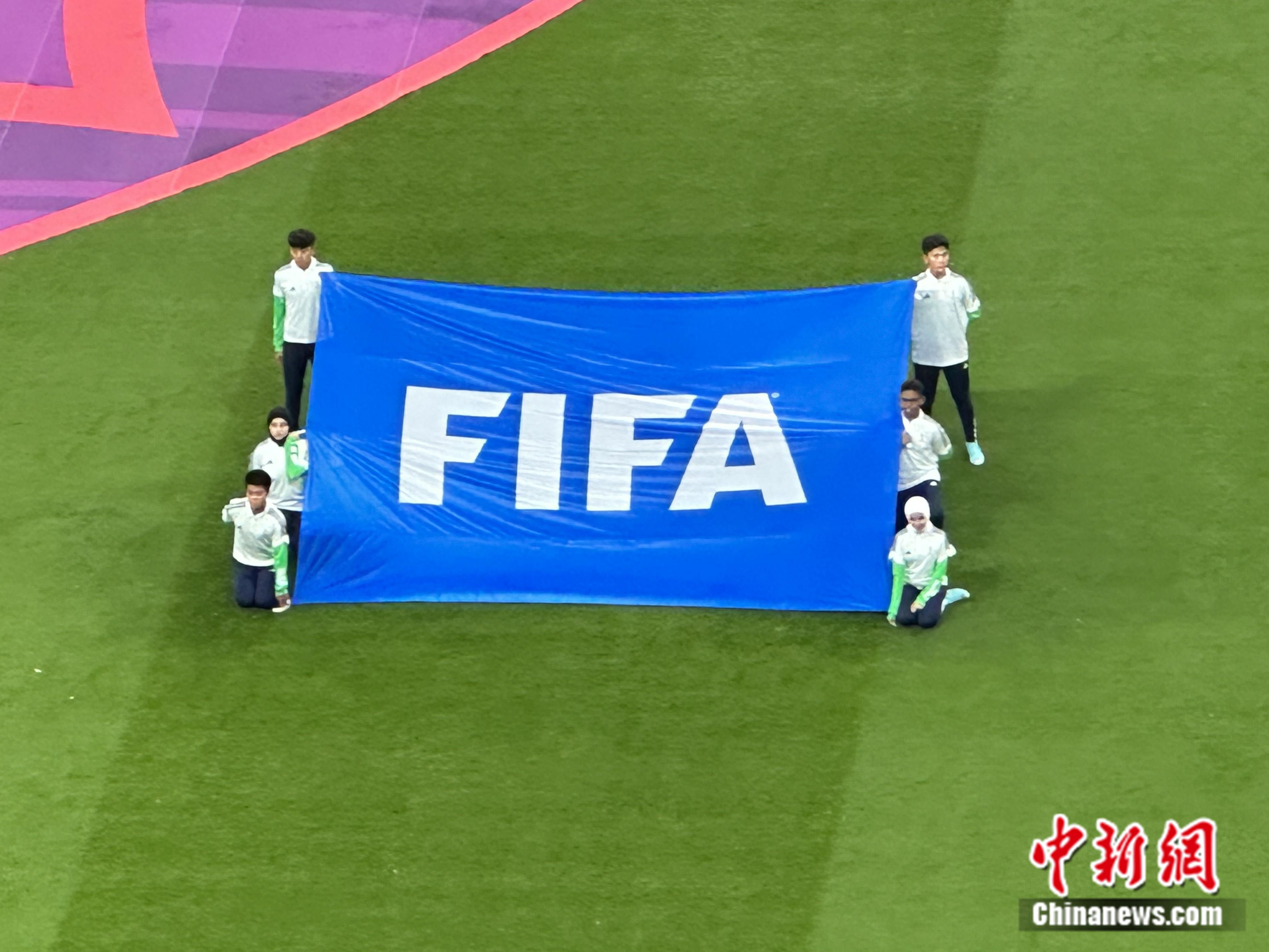 揭幕战上的中国小护旗手们，有个世界杯梦