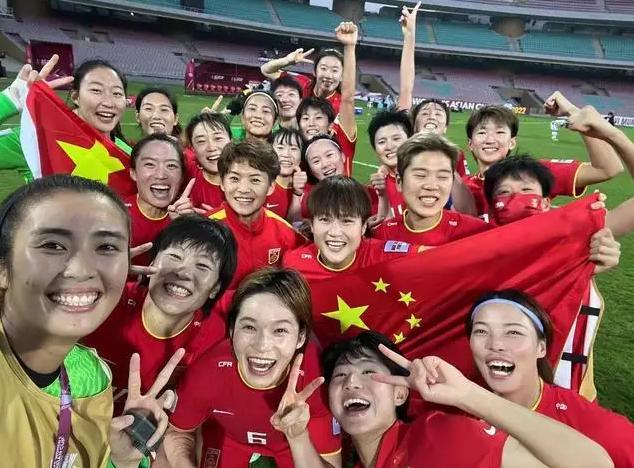 虽然中国男足连越南都踢不过，但收入肯定还是比女足高，而且这个情况短期内根本无法改变