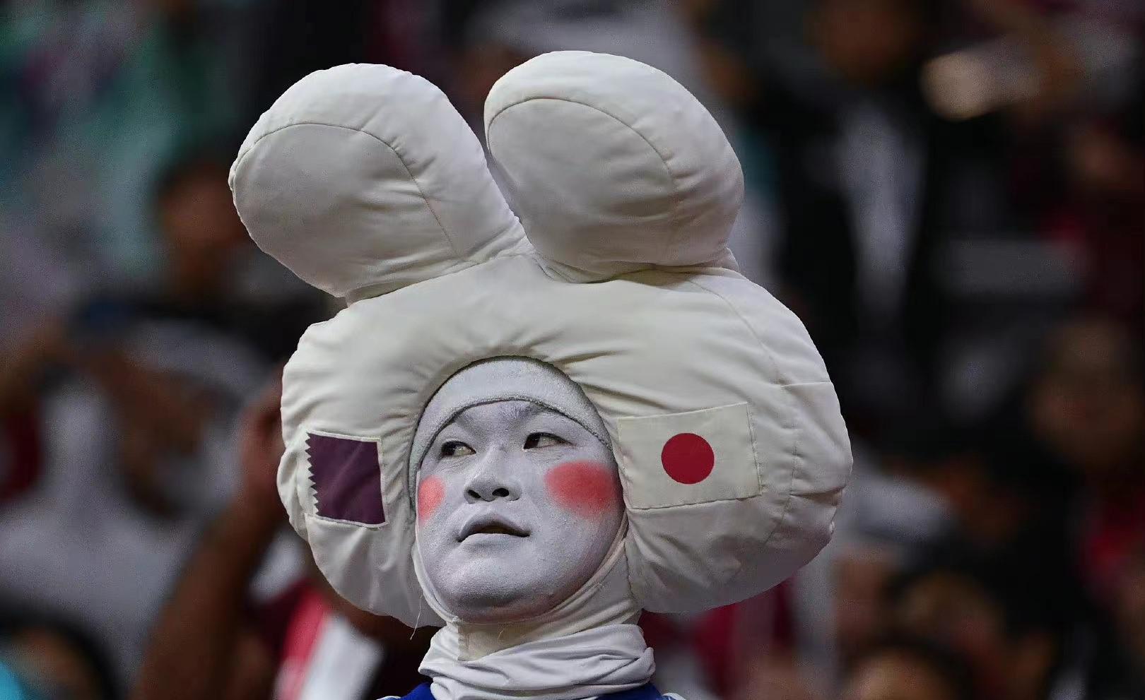 酷似“岳云鹏”的日本球迷，在2022年世界杯上打扫卫生！引发热议(1)