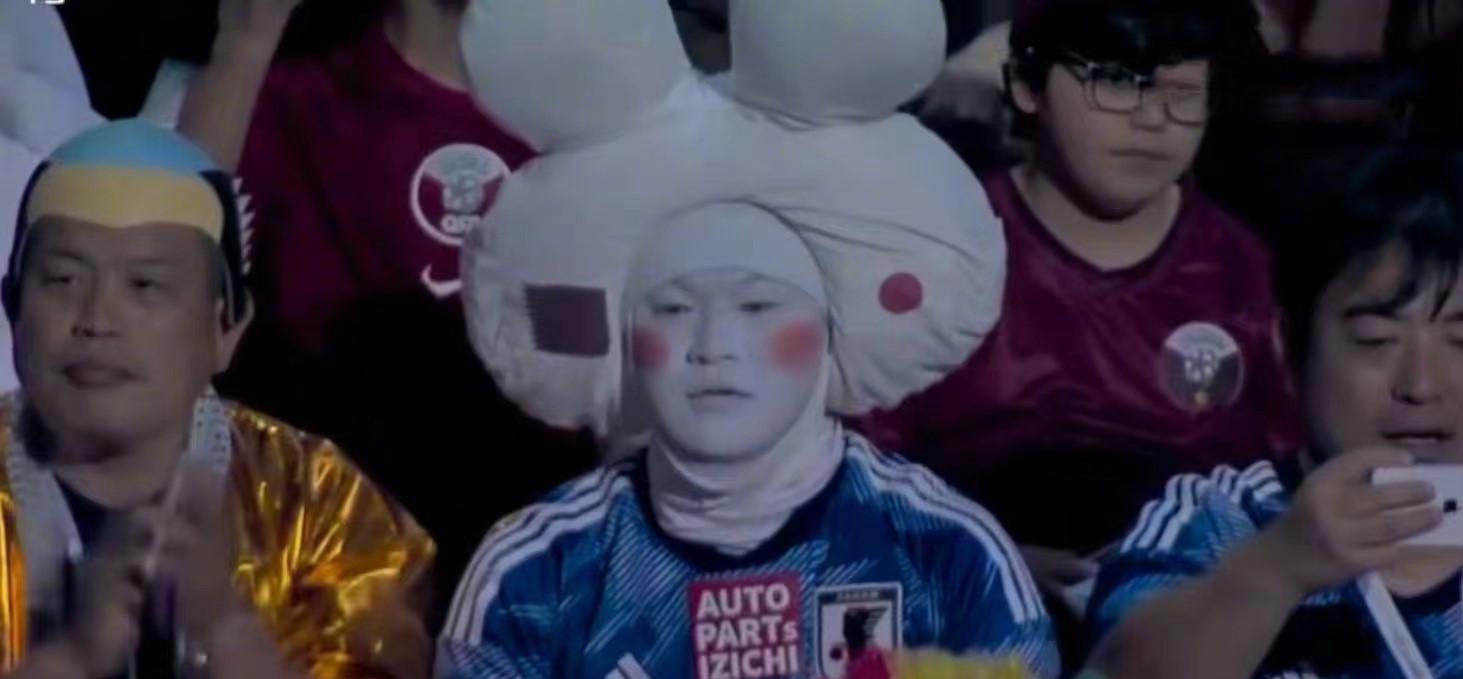 酷似“岳云鹏”的日本球迷，在2022年世界杯上打扫卫生！引发热议(2)