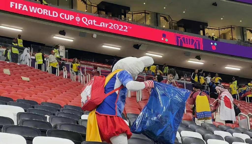 酷似“岳云鹏”的日本球迷，在2022年世界杯上打扫卫生！引发热议(3)