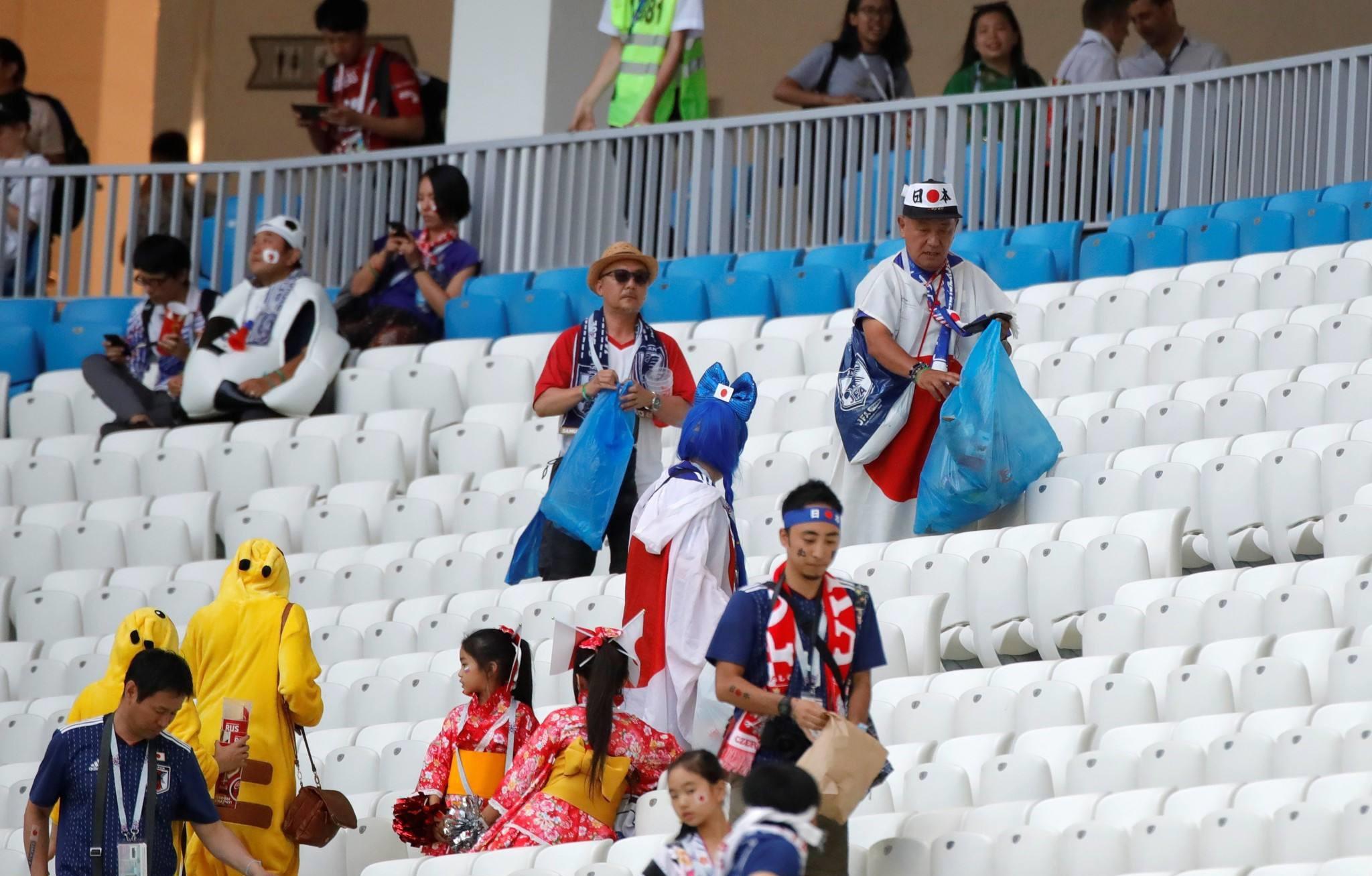酷似“岳云鹏”的日本球迷，在2022年世界杯上打扫卫生！引发热议(5)