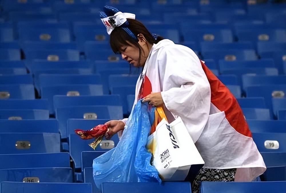 酷似“岳云鹏”的日本球迷，在2022年世界杯上打扫卫生！引发热议(7)