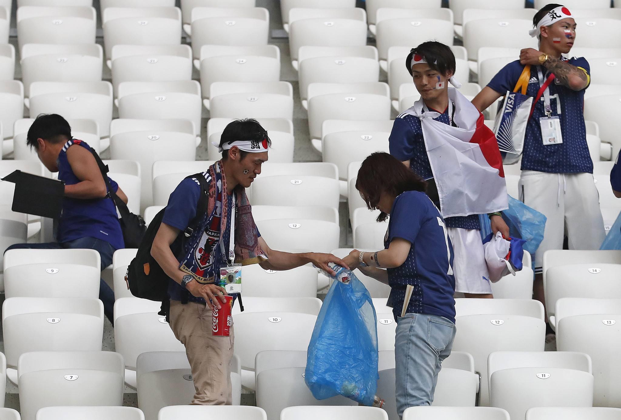 酷似“岳云鹏”的日本球迷，在2022年世界杯上打扫卫生！引发热议(8)
