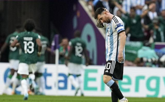 5分钟丢2球！阿根廷恐遭爆冷，梅西沦为背景板，球迷抱头不敢信(4)