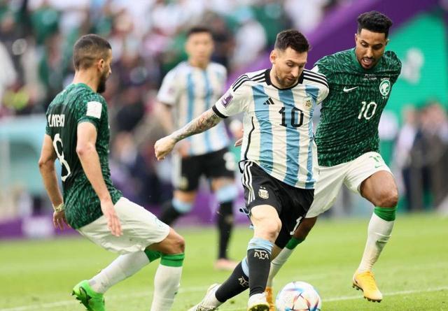 阿根廷1-2不敌沙特，分析球队排兵布阵及如何应对左路的伤缺？(1)