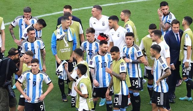 阿根廷1-2不敌沙特，分析球队排兵布阵及如何应对左路的伤缺？(2)
