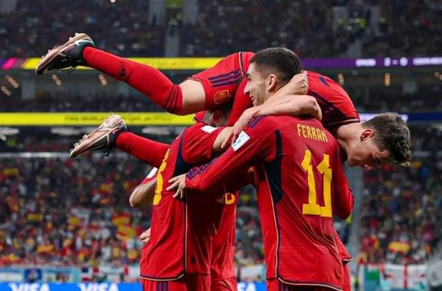 7-0惨案！西班牙打疯了，世界杯夺冠热门呼之欲出，托雷斯梅开二度(4)