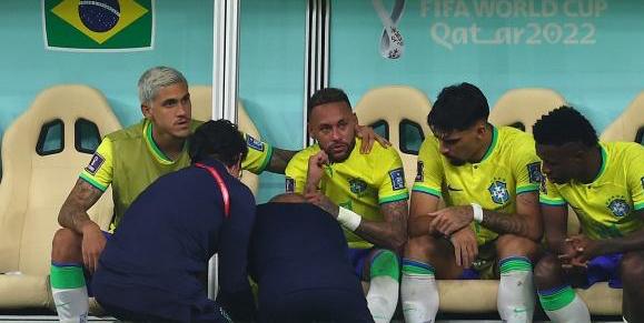 2-0！世界杯夺冠最大热门遭坏消息：头号球星伤退，在替补席哭了