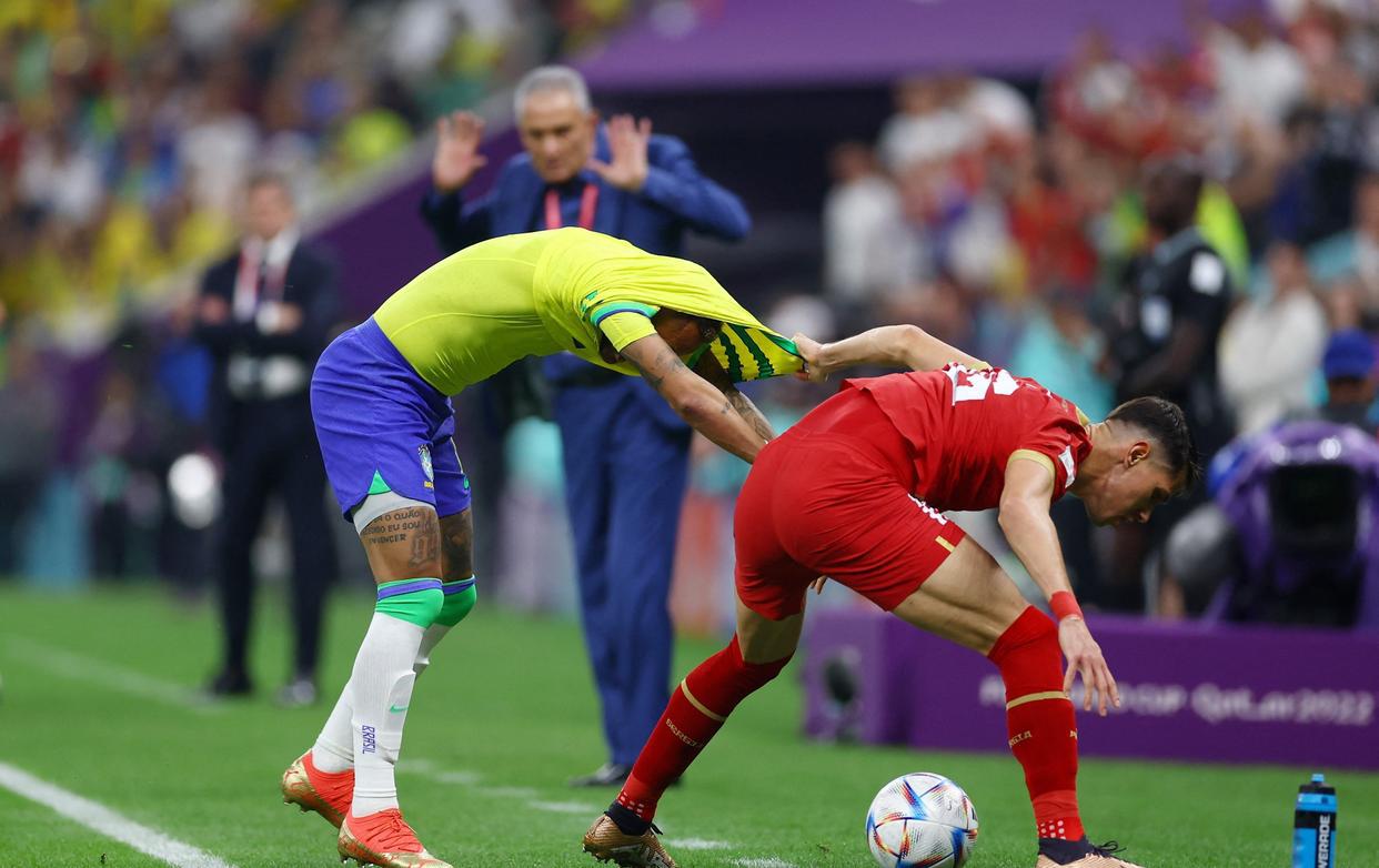 2-0！世界杯夺冠最大热门遭坏消息：头号球星伤退，在替补席哭了(3)