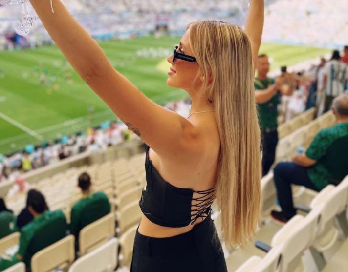 生死战！梅西拯救阿根廷，女球迷掀上衣庆祝，完美身材+超高颜值(2)