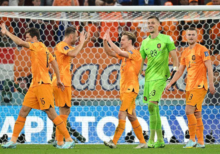 非洲冠军轰然倒下，荷兰队赢球却遭到质疑，球队这么踢走不远(4)