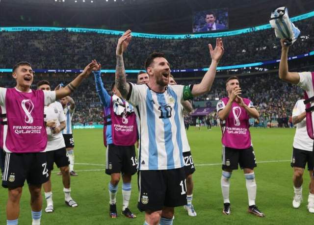 梅西赛后盛赞一人！阿根廷晋级该感谢他，球迷冲进劳塔罗社媒：退役吧(1)