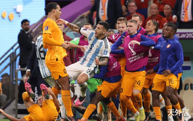 史诗！荷兰复制对手经典进球破阿根廷，用足球回应挑衅+裁判偏哨(1)