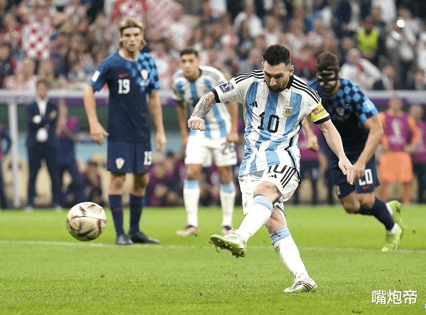 4大名记质疑阿根廷点球！直言FIFA创造新规则保送梅西，内维尔也炮轰
