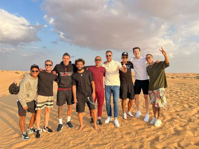 沙漠美男！利物浦队员在阿联酋的沙漠中拍合照(1)