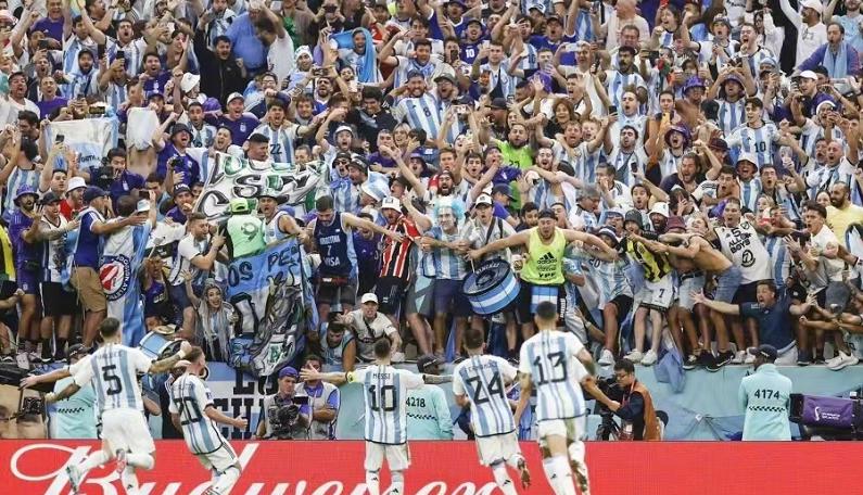 疯狂！多哈有近5万阿根廷球迷，梅西战袍售罄，赞助商回应有深意
