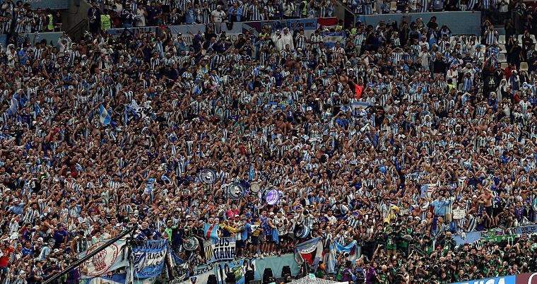 疯狂！多哈有近5万阿根廷球迷，梅西战袍售罄，赞助商回应有深意(2)
