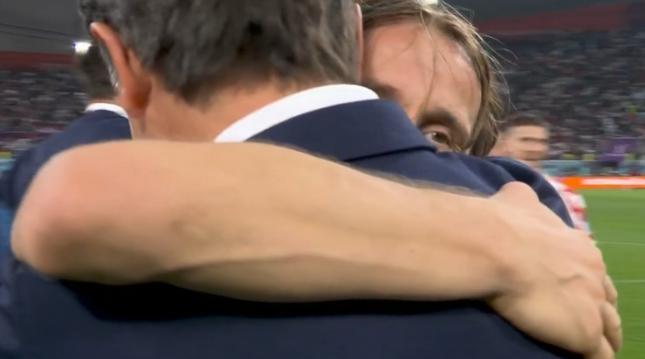 颁奖仪式！球员兴奋领奖牌，莫德里奇拥抱教练催泪，前总统庆祝(2)
