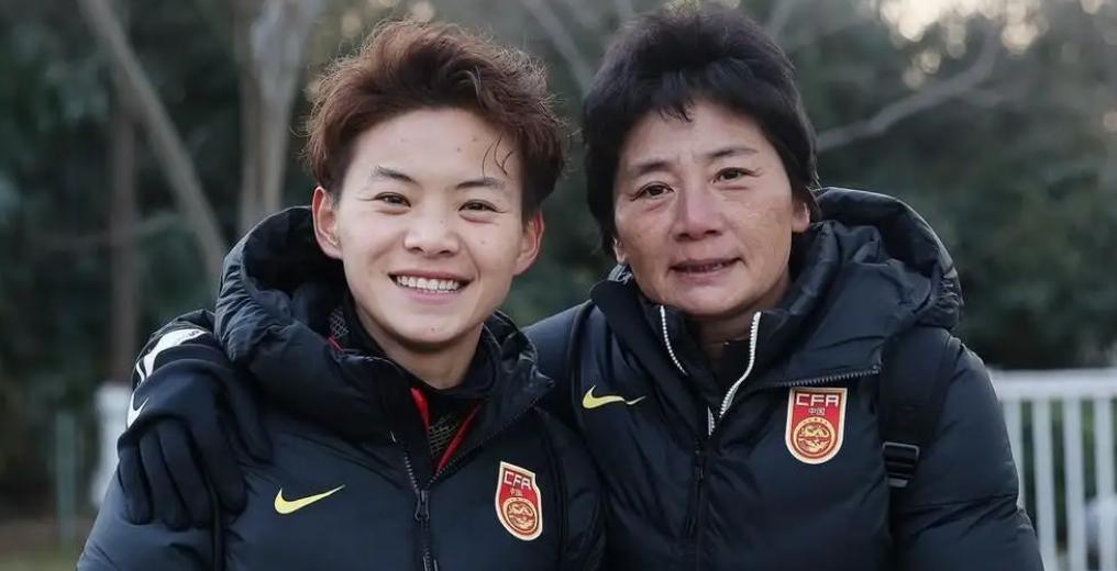 不幸的家庭让王霜遇到幸福，表哥影响爱上足球走上国际为国争光(6)
