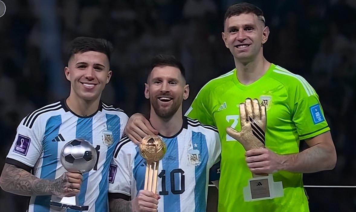 阿根廷三人组霸气合影！世界杯现场却爆出争议：嘘声送给裁判(1)