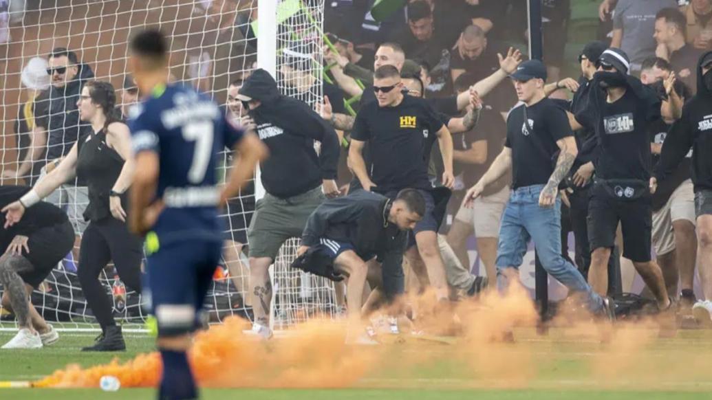 澳大利亚足球联赛发生严重球迷骚乱：守门员在球场内遭袭受伤(1)