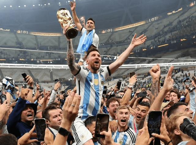 阿根廷为何能夺冠？阿圭罗扛着梅西，德保罗的举动就是最好答案(4)