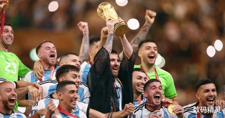 梅西世界杯夺冠捧杯，国内厂商高兴坏了！(1)