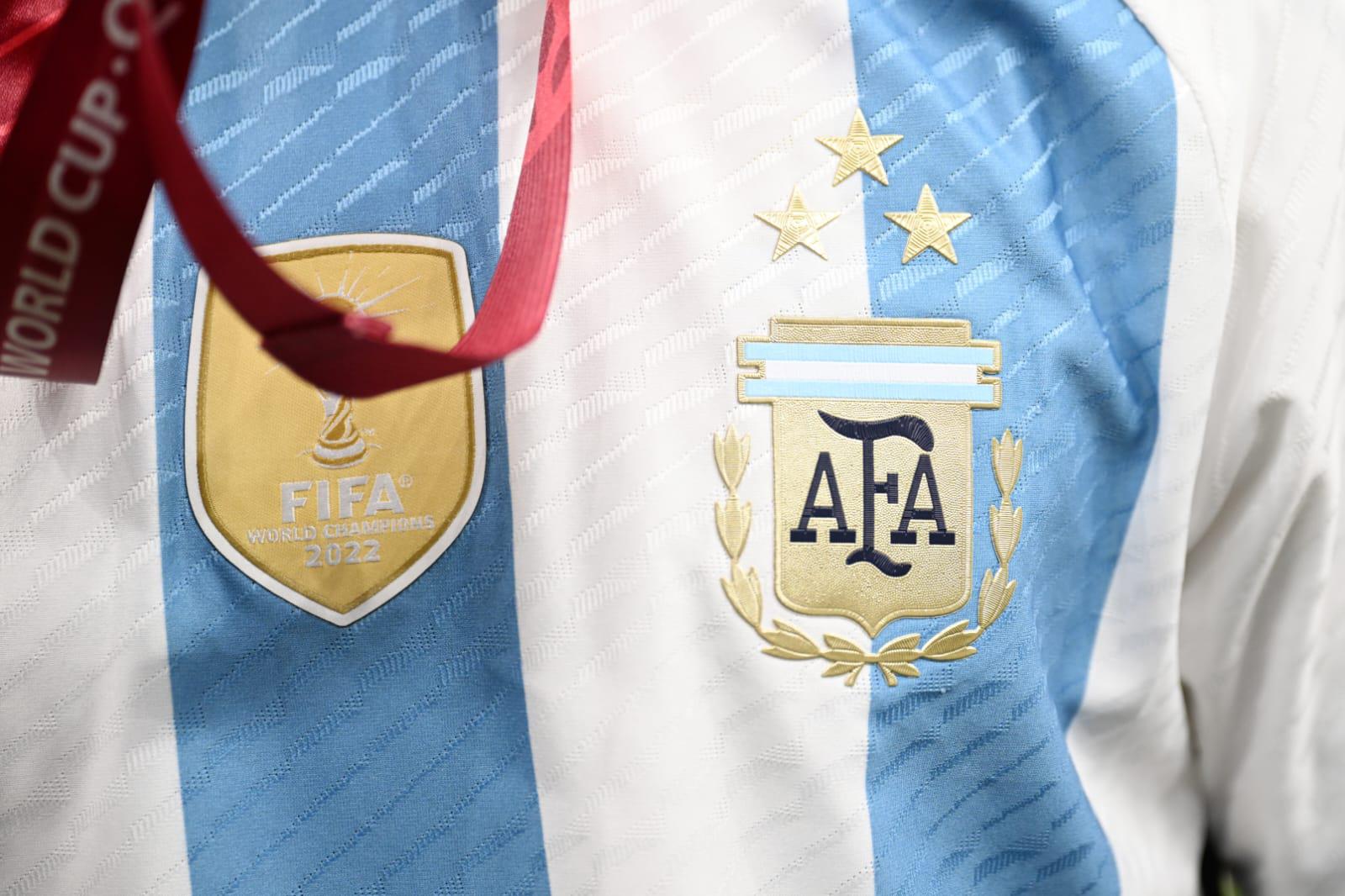 全民体育欧冠：真三星球衣来了！阿根廷国家队晒球衣近照队徽特写